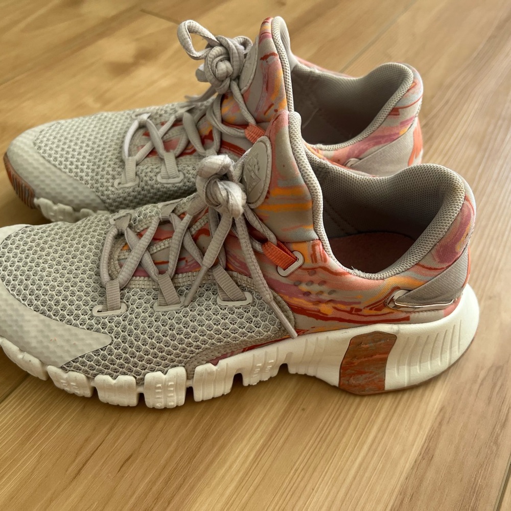 Nike Free Metcon 4 training shoes in the "Desert Sand Crimson Bliss"